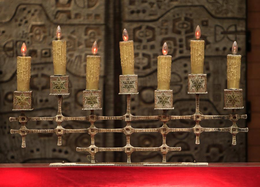 Candelabro judío de siete brazos (Menorah), en la sinagoga de Madrid. Foto Gustavo Cuevas EFE