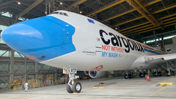 Cargolux también había pintado una mascarilla en uno de sus B747. Foto: Cargolux