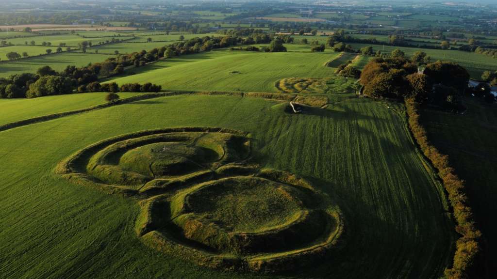 Colina de Tara, en la tradición celta la entrada al más allá, está también vinculada a los orígenes de Halloween. Foto Turismo de Irlanda.