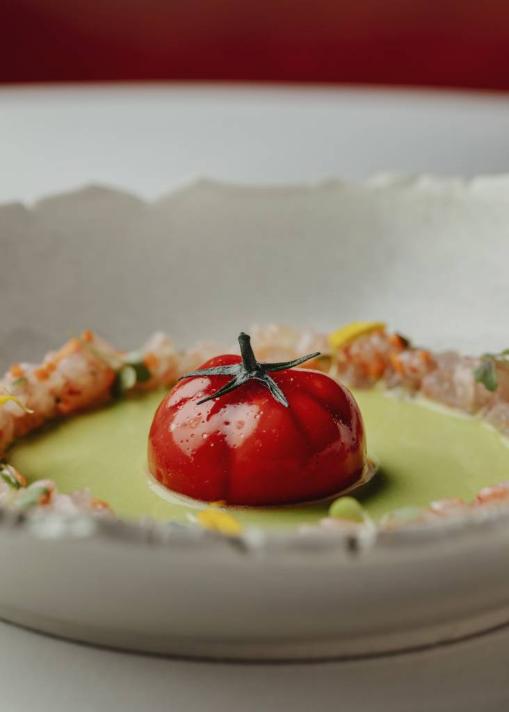 Tomate nitro con gazpacho verde y tartar de quisquillas en Dani (Four Seasons). Foto: © Óscar Romero.