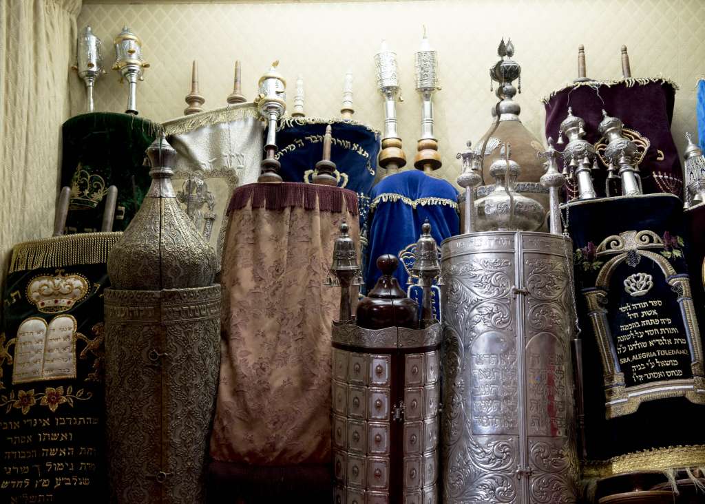 Objetos para el culto en la Sinagoga de Madrid. Foto: Felipe Hernández.