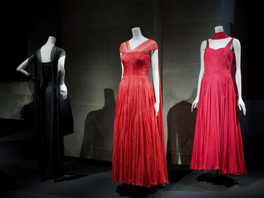 Detalle de tres diseños de noche de la primera parte de la exposición ‘Gabrielle Chanel, Manifeste de mode’. Foto: ©Laurent Vu | SIPA.