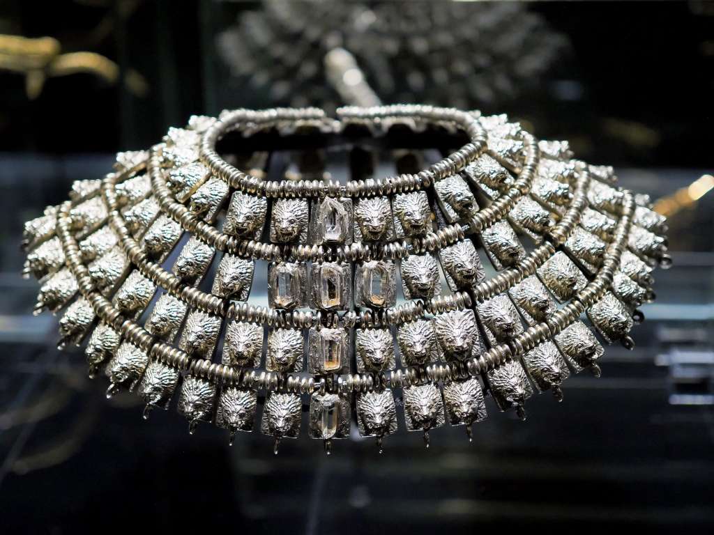 El collar con las famosas cabezas de león de la colección de Gabrielle Chanel. Foto: ©Laurent Vu | SIPA.