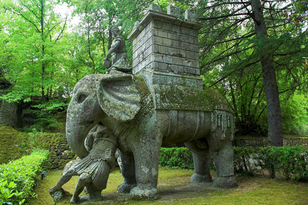 El gran grupo del elefante con la torre, el guía y el legionario