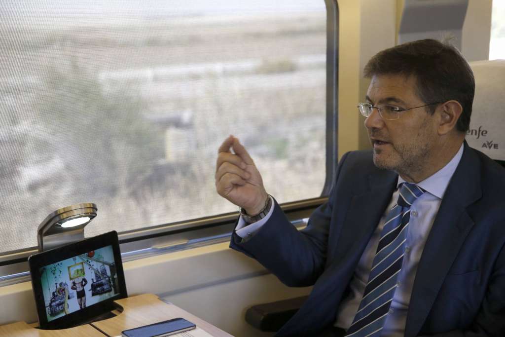 El ministro de Fomento en funciones, Rafael Catalá, en un AVE con dirección a La Sagra (Toledo) dentro de la presentación hoy, por Renfe y Telefónica, de PlayRenfe EFE