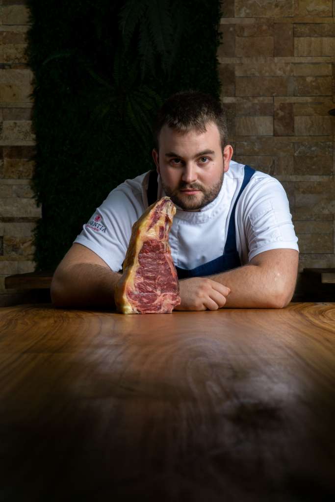 Expertos en carnes, de Guijuelo a Jabugo, los propietarios investigaron hasta encontrar la mejor carne del mundo. Foto Essentia.