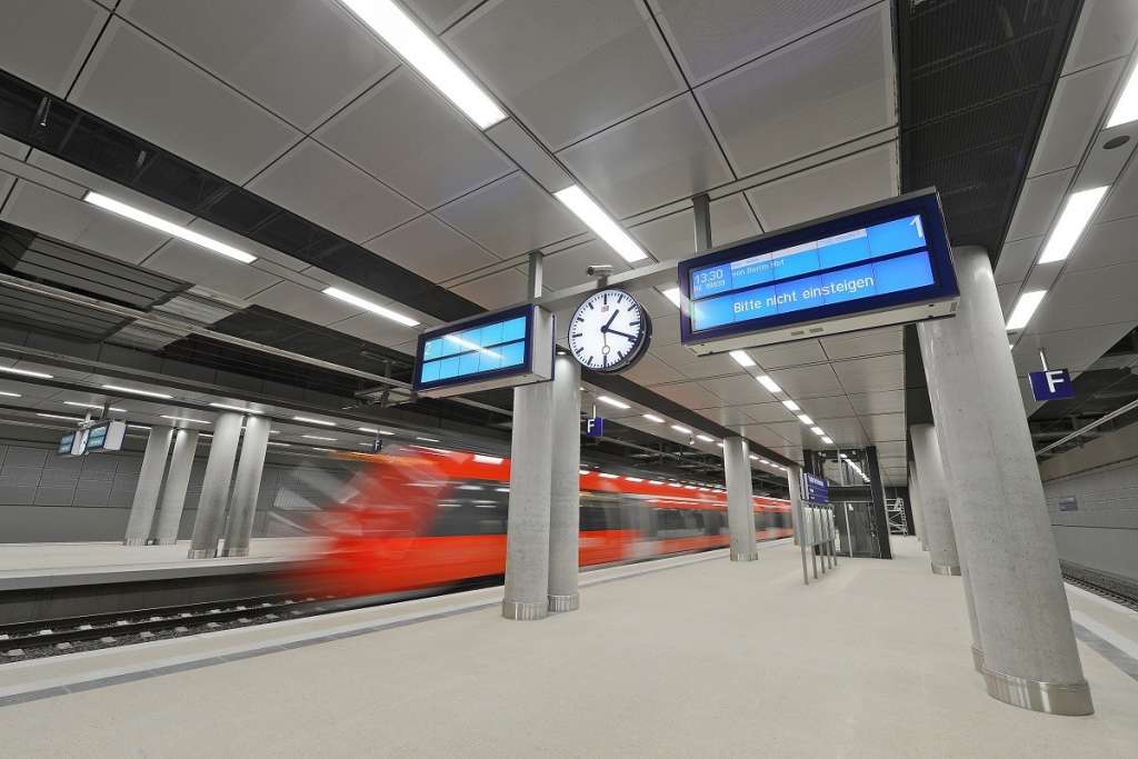 Un ferrocarril conecta con Berlín en 30 minutos. Foto Aeropuerto de Berlín-Brandenburgo 09