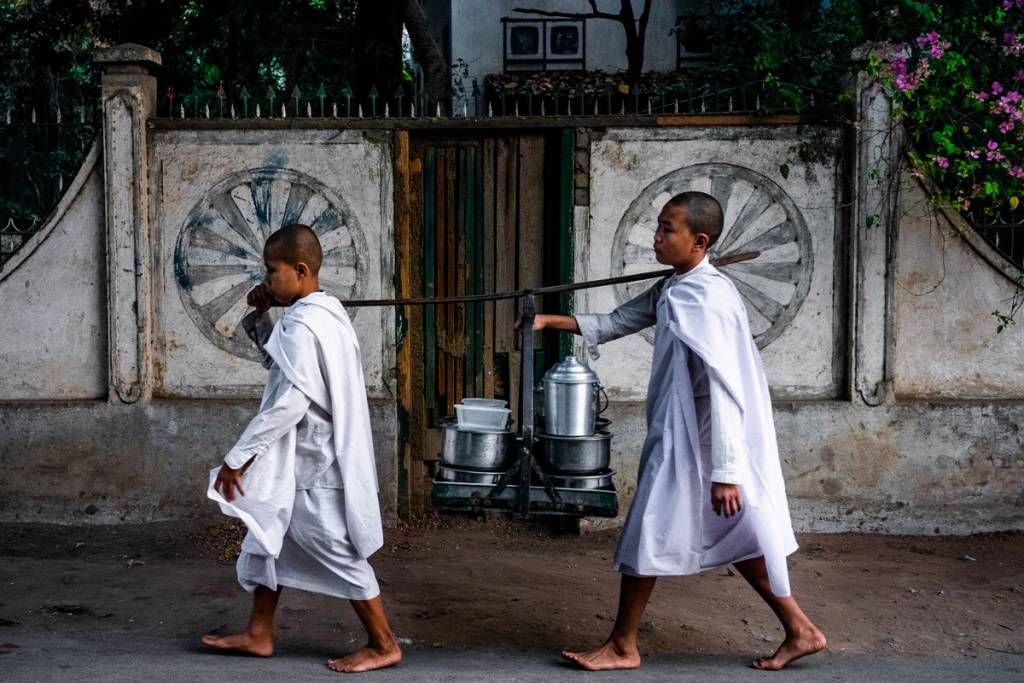 Los jóvenes monjes en Mandalay. Foto: Alex Zyuzikov