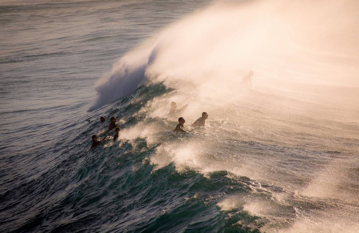 Los surfers esperando la gran ola. Foto Alexander Smiley