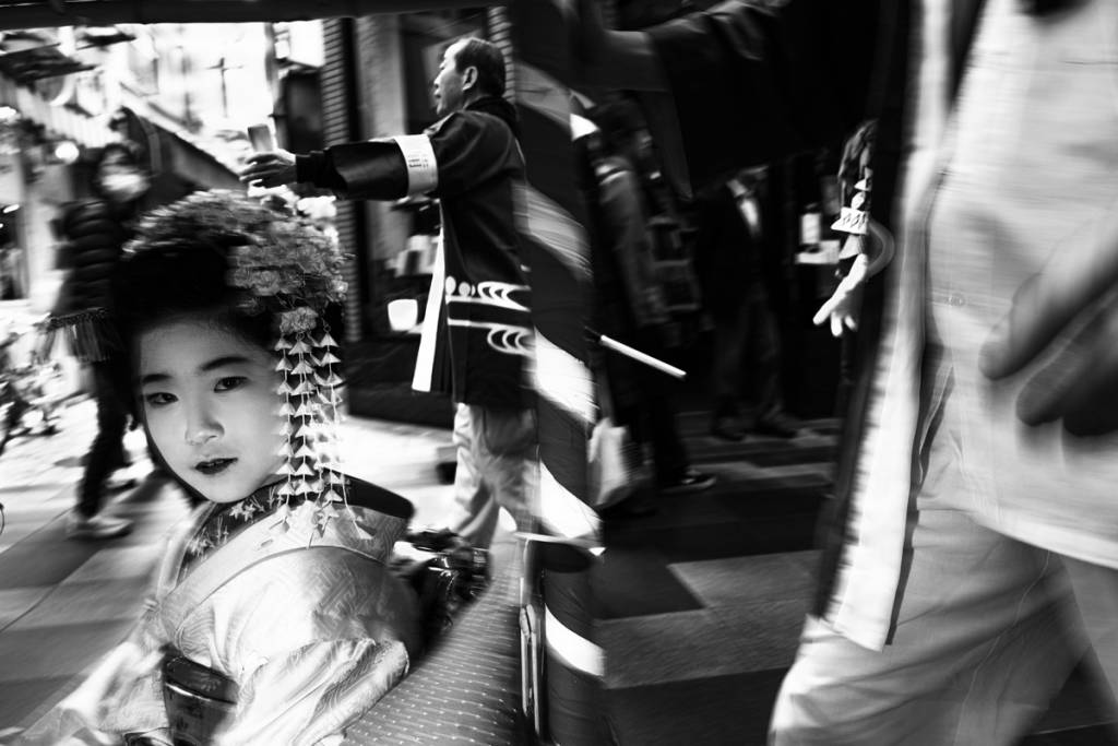 Una mujer en las calles de Kyoto. Foto: Daniele Esposito
