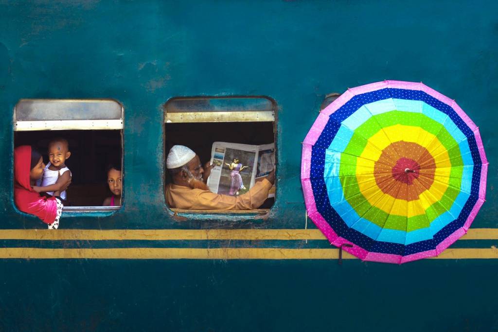 Colorida escena en el tren de Bangladesh. Foto Sujon Adhikary