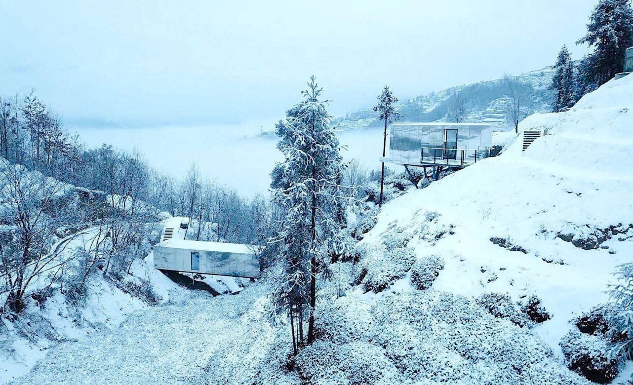 Las cabañas desaparecen entre la nieve. Foto Wiki World + Advanced Architecture Lab