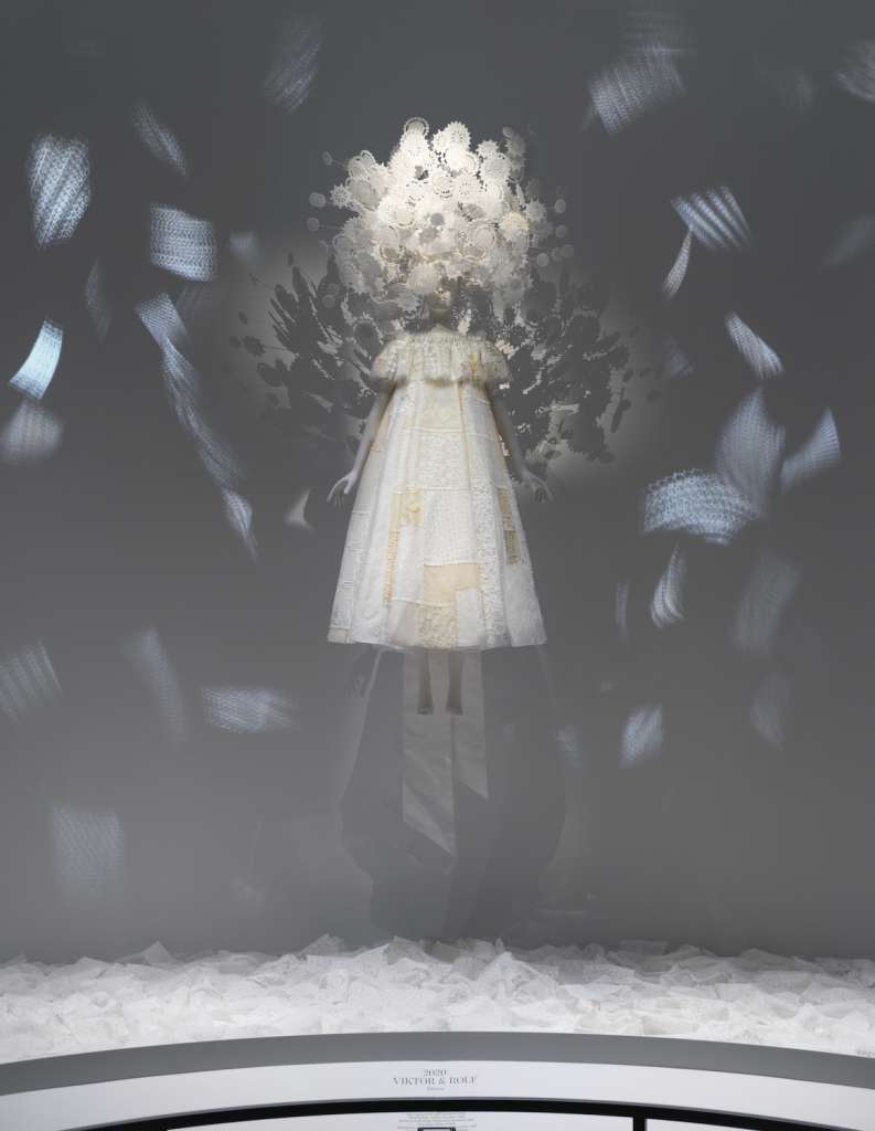 El único vestido blanco, de Viktor & Rolf confeccionado con materiales reciclados. Foto: © The Metropolitan Museum of Art.