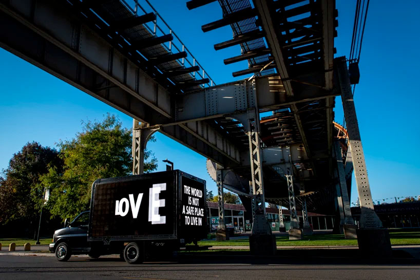 Los camiones despliegan palabras y frases de filósofos. Foto: Jenny Holzen