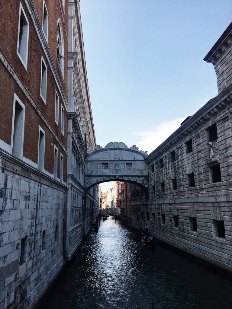 La cárcel de los Plomos estaba junto al Puente de los Suspiros (Venecia). Foto: Unsplash.