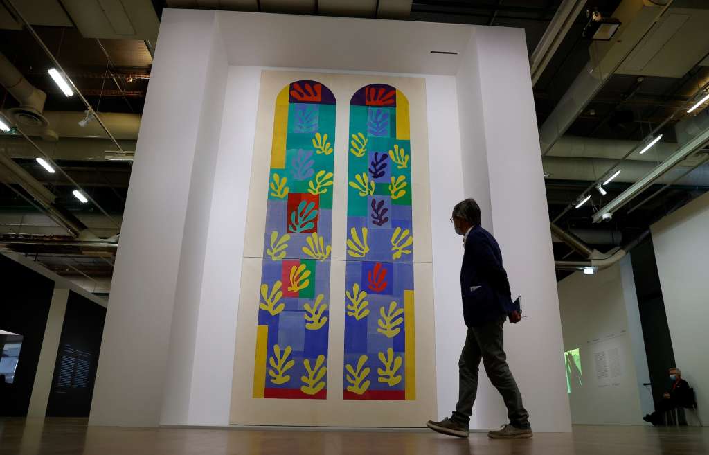 La exposición muestra también vidrieras y azulejos pintados por Matisse. Foto Ian Langsdon EFE EPA