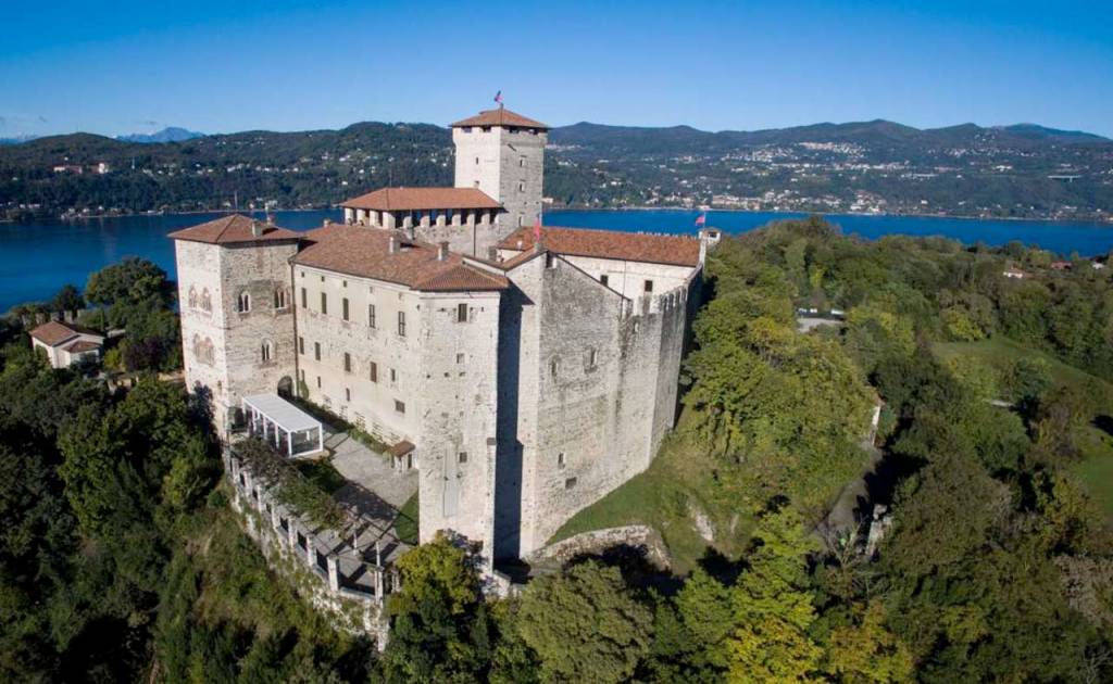 La imponente figura del castillo de la Rocca di Angera
