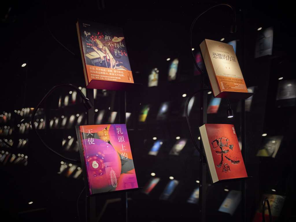 Libros que parecen flotar en Wuguan Books. Foto Kuo-Min Lee.