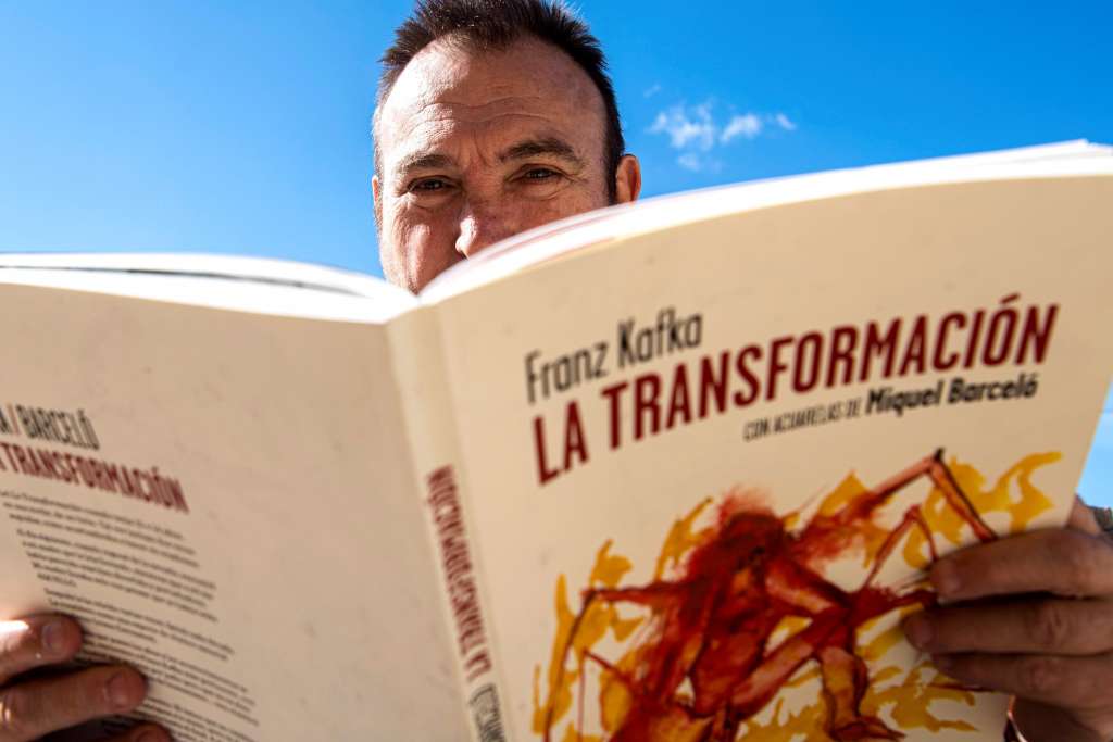 Miquel Barceló posa con el libro, que sale a la venta el 4 de noviembre. Foto Cati Cladera EFE