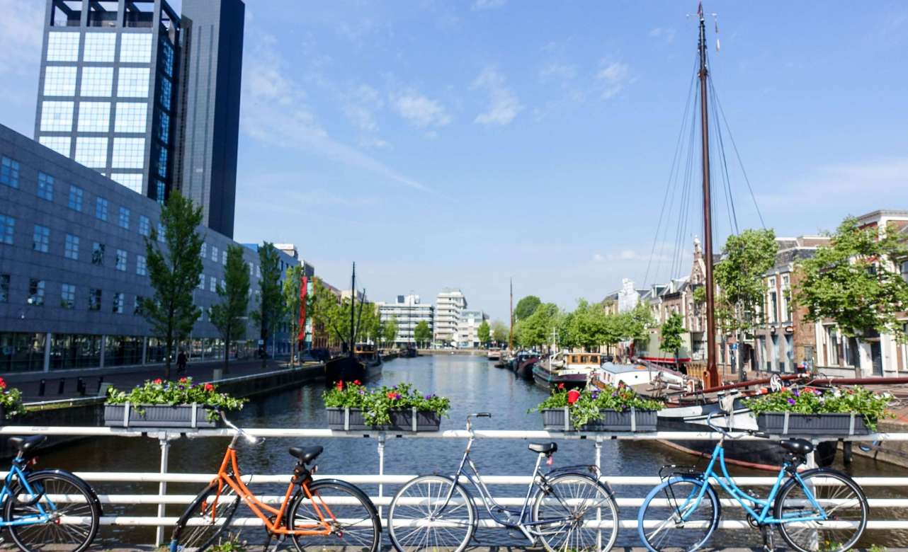 Modernidad, tradición y bicicletas Leeuwarden Foto Jbdodane Flickr