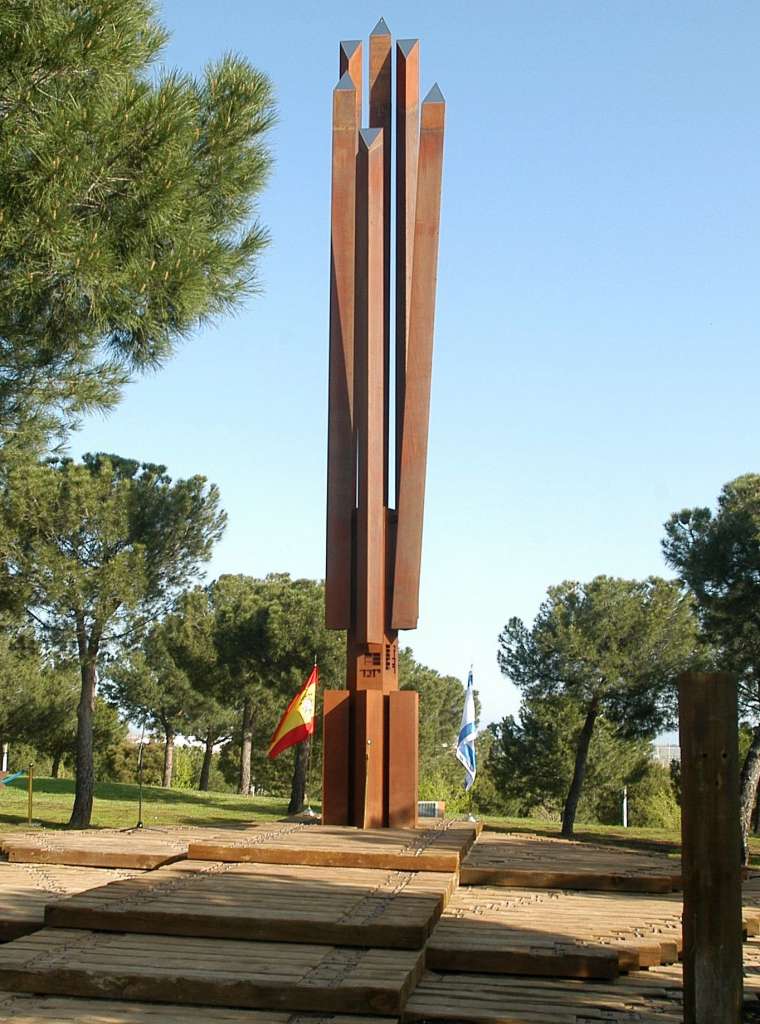 Monumento en memoria del Holocausto en el Parque Juan Carlos I. Foto Felipe Nombela | EFE.