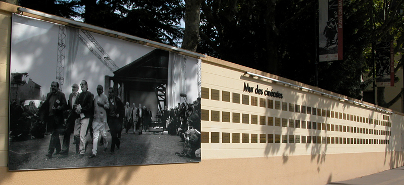 Muro de los cineastas, al lado del Instituto Lumière