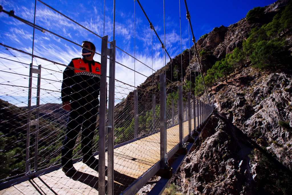 Nuevo puente colgante en El Saltillo (Málaga). Foto: Jorge Zapata | EFE.