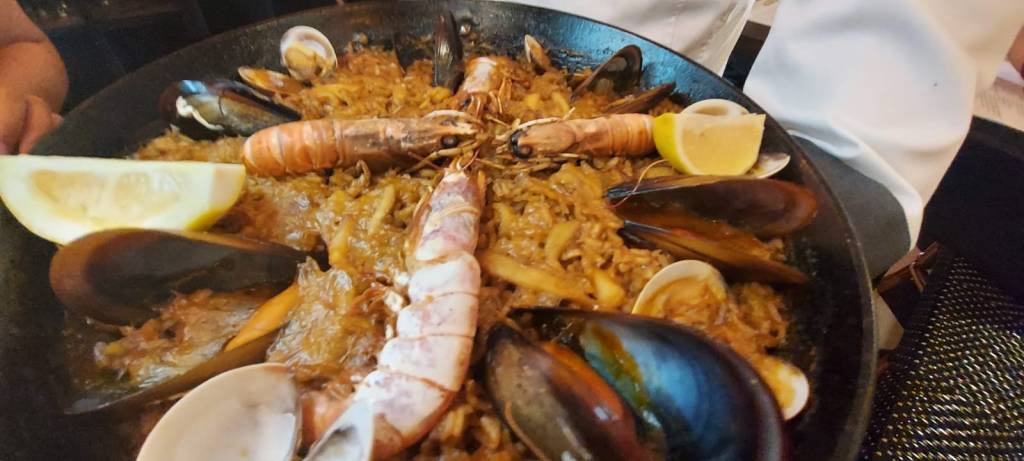 Una impactante paella de plato principal. Foto: JP Chuet-Missé