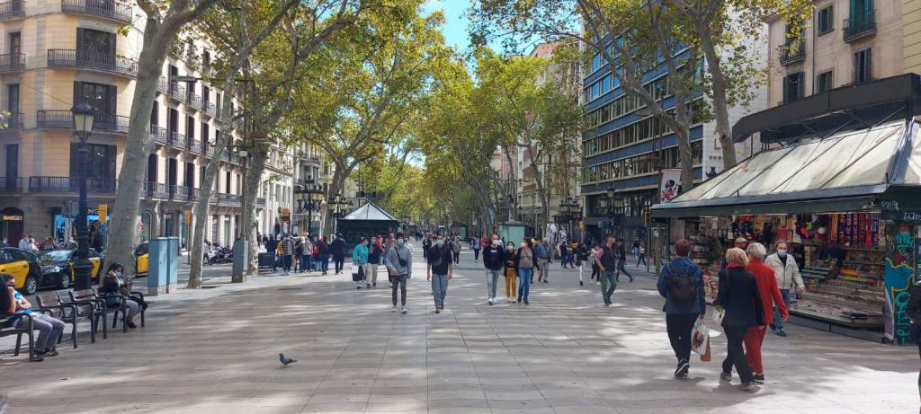 Las Ramblas, apenas transitadas un sábado al mediodía. Foto: JP Chuet-Missé