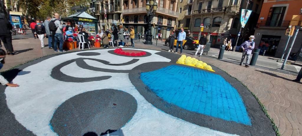 El mosaico de Miró revestido de flores. Foto: JP Chuet-Missé