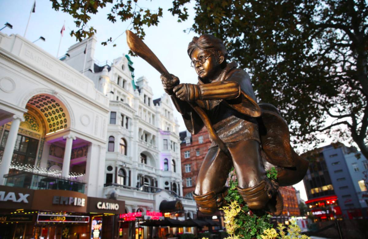 Estatua de Harry Potter en Londres. Foto Wizarding World en Londre