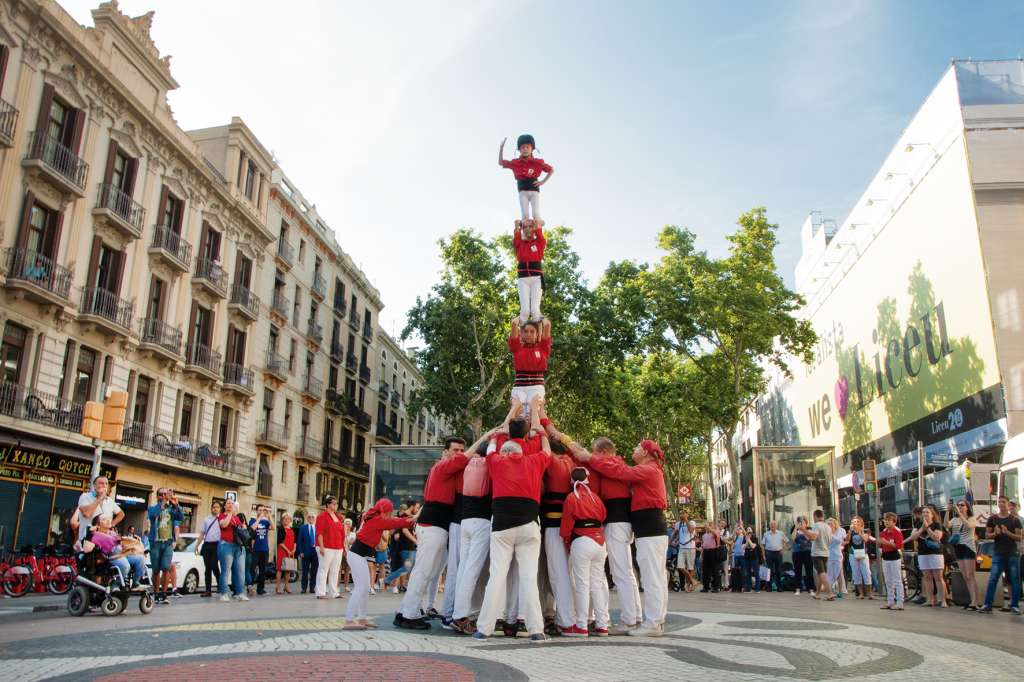 Los castells en medio de Las Ramblas. Foto: Roberta Esteves