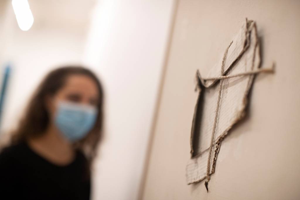 Detalle de la obra 'Tela blanca con cartón cosido' (1963) de la exposición de Tàpies. Foto Marta Pérez EFE. 