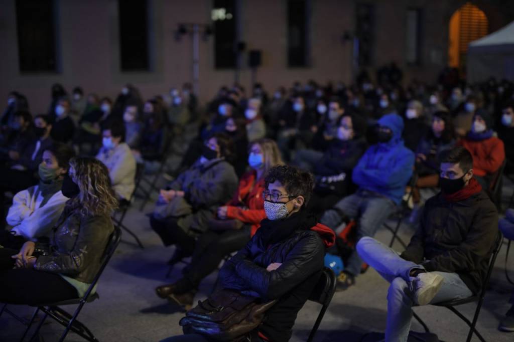 Mascarilla y distancia de seguridad: parece sacado de una distopía de Atwood. Foto: @Miquel Taverna | Bienal de Pensamiento Ciudad Abierta.