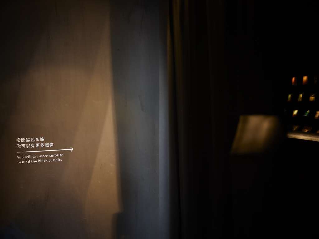 Una cortina negra anticipa la entrada a un mundo mágico de libros. Foto: Kuo-Min Lee.
