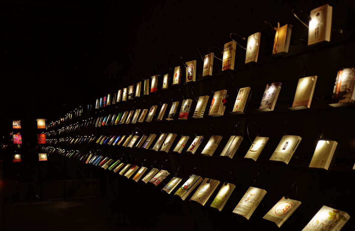 La librería Wuguan está a oscuras. Tenues luces iluminan únicamente las portadas de los libros, que parecen flotar en un santuario mágico