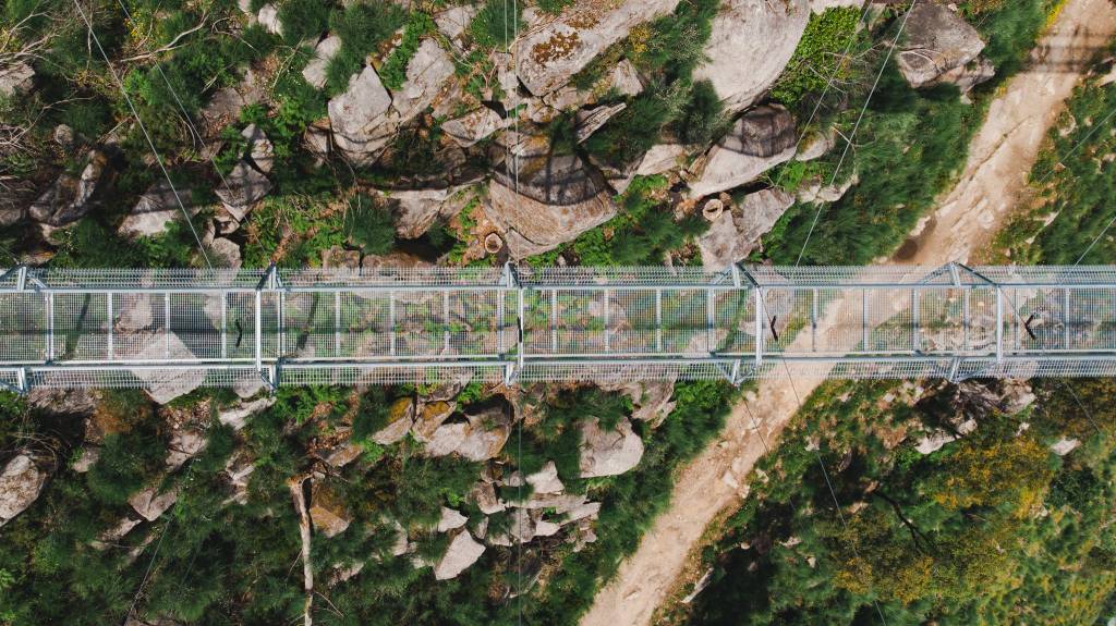 Por las mallas metálicas el puente parece flotar. Foto: IteCons