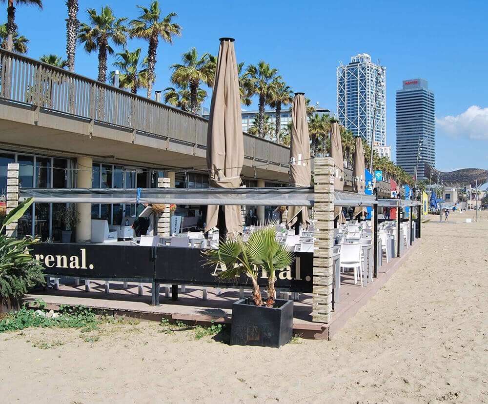 El restaurante está, literalmente, sobre la playa de Barcelona. Foto: Grupo Arenal