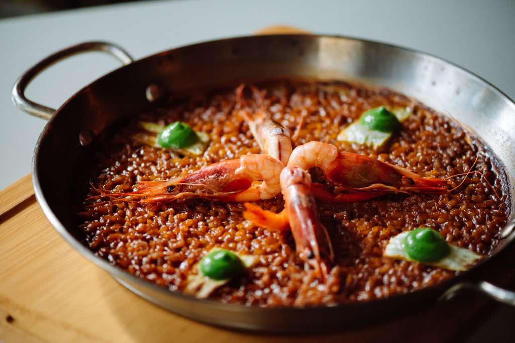 Arroz caldoso de pescado de nuestro mercado de Santa Caterina y gamba roja. Foto Llamber.