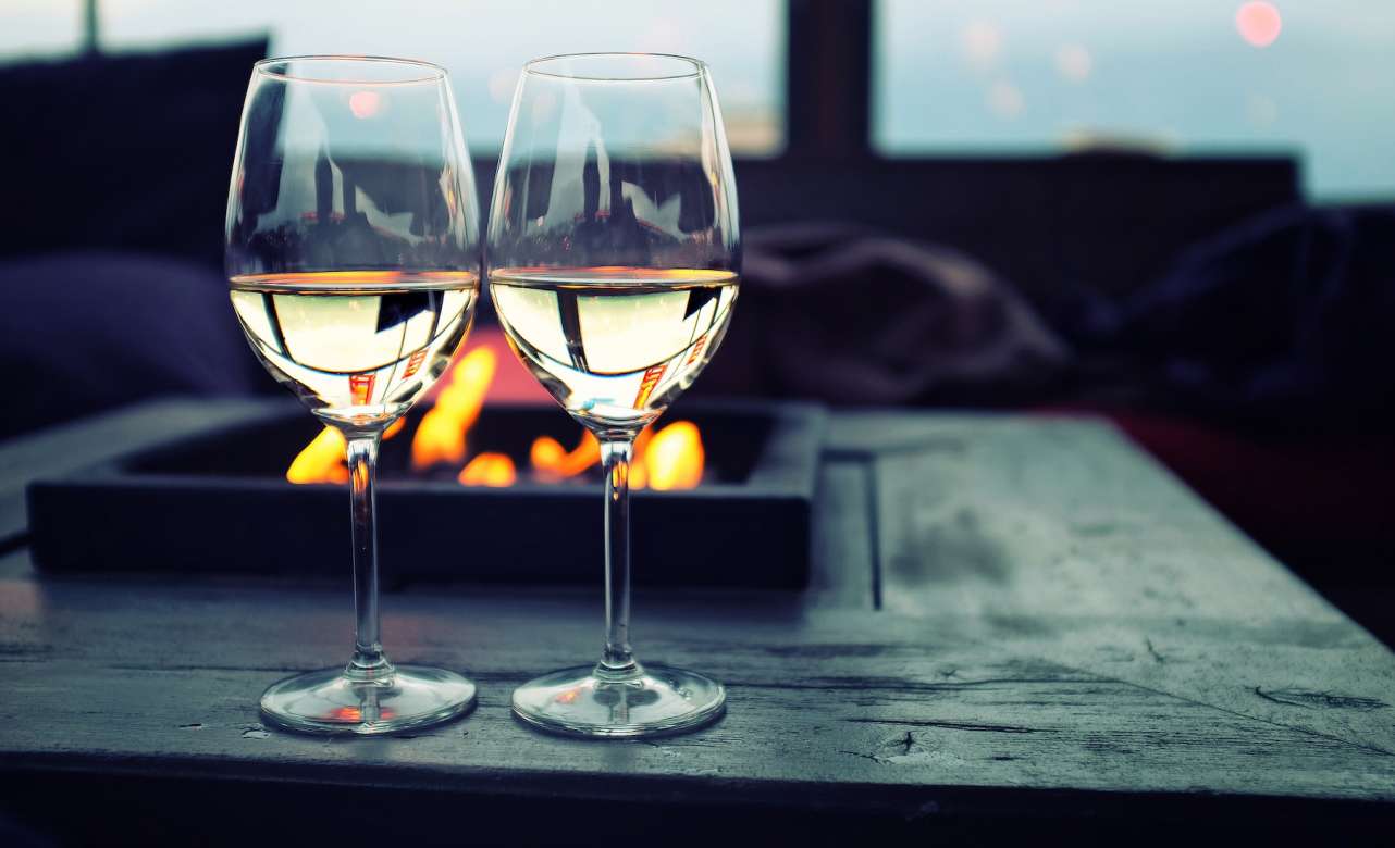 Dos copas de vino blanco. Foto Getty Images.