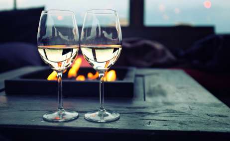 Dos copas de vino blanco. Foto Getty Images.