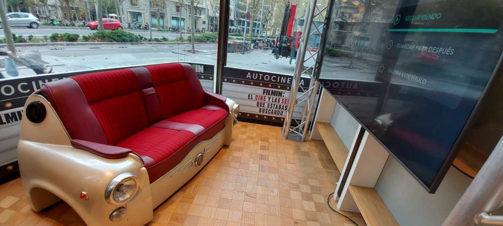 Espacio para ver películas en la cafetería. Foto JP Chuet