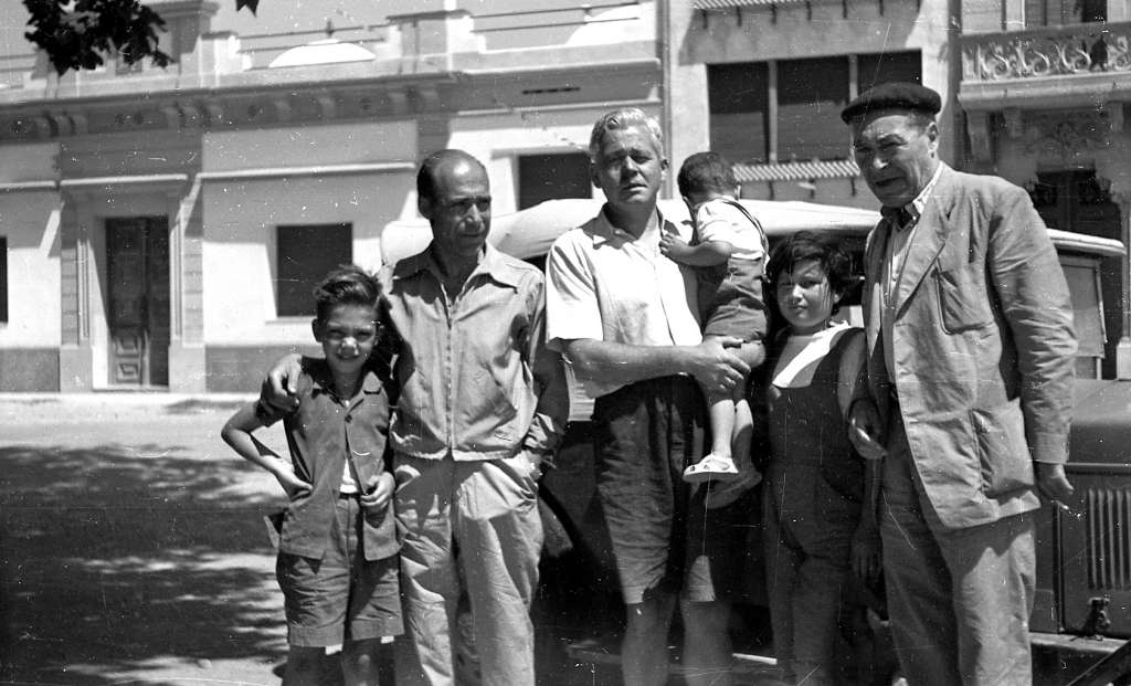 Jaume Vicens Vives con dos de sus hijos, Josep Pla y, a la izquierda de la imagen, Josep Quintà y su hijo Alfons, en una foto de mediados de los años cincuenta. Arxiu Jaume Vicens i Vives.