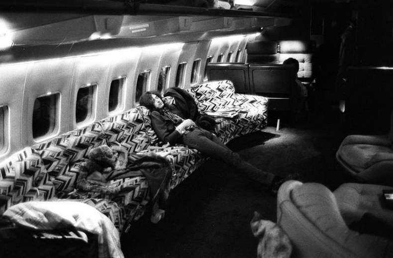 Jimmy Page descansando en los sofás del Starship