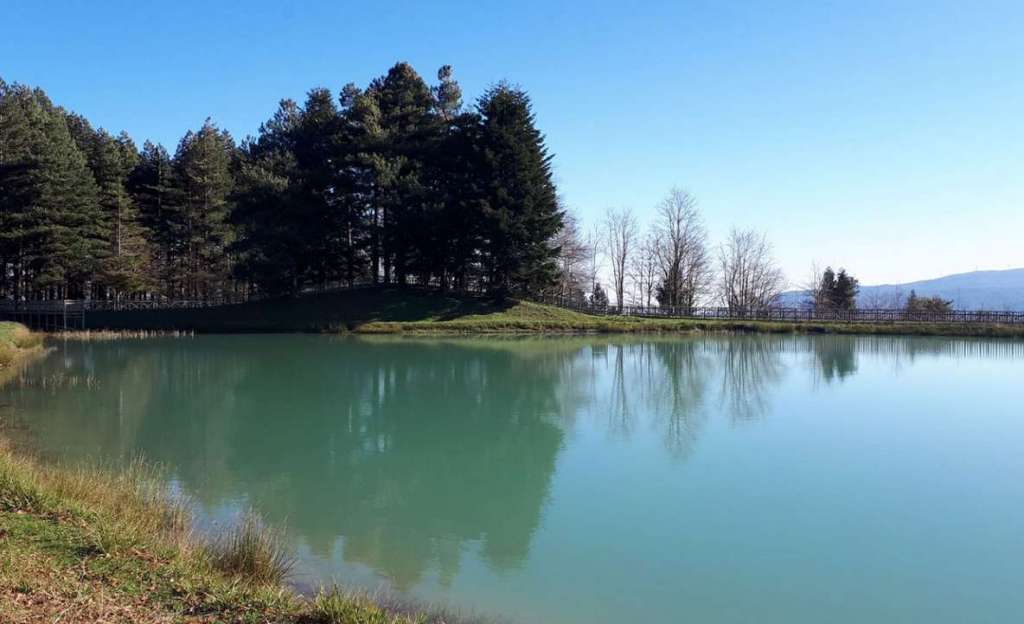 Las aguas del lago Angitola Foto Cammino Kalabria