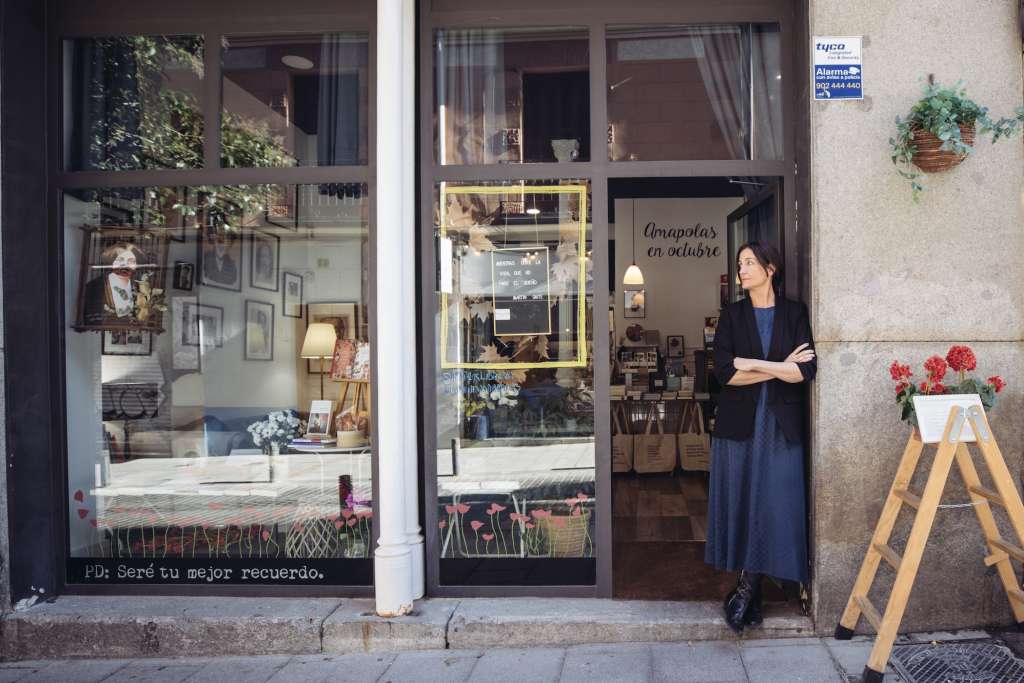 Laura Riñón en la puerta de su librería. Foto: Marina Neira.