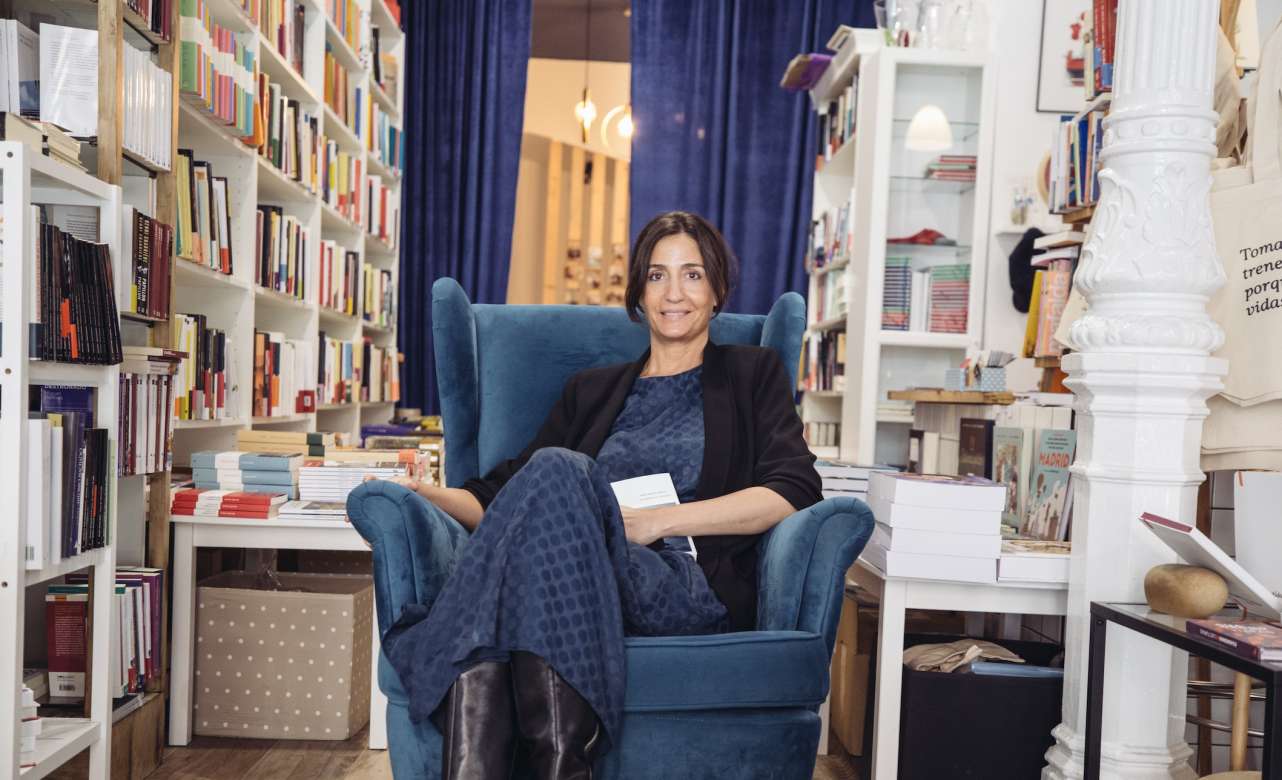 Laura Riñón en su librería. Foto Marina Neira.