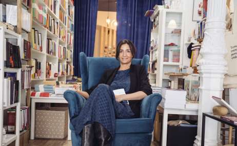 Laura Riñón en su librería. Foto Marina Neira.