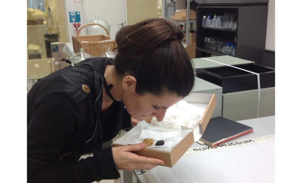 Una investigadora olfatea una almohadilla perfumada. Foto Caro Verbeek