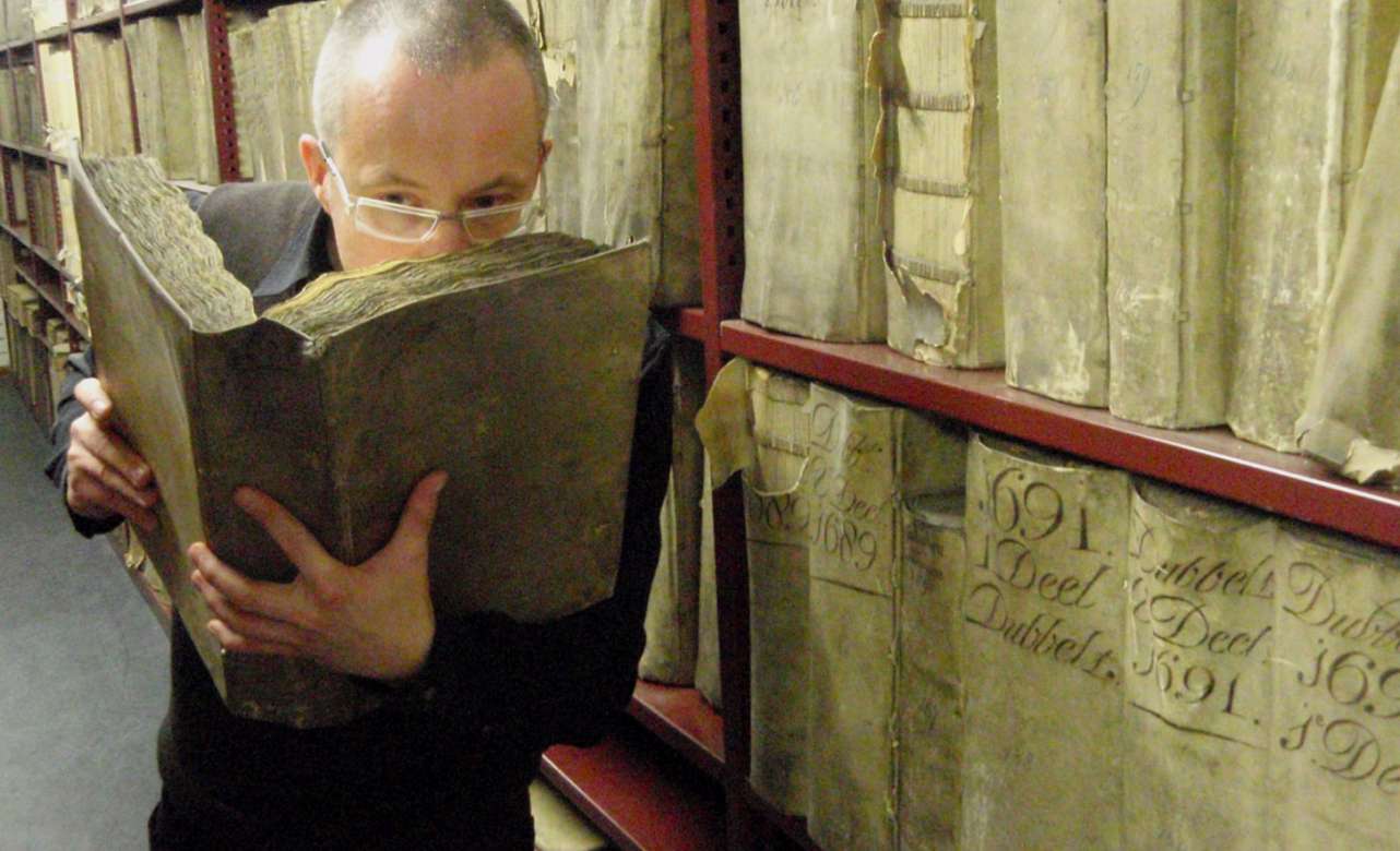 El profesor Matija Strlic olfatea libros antiguos en los archivos nacionales de los Países Bajos. Foto Matija Strlic
